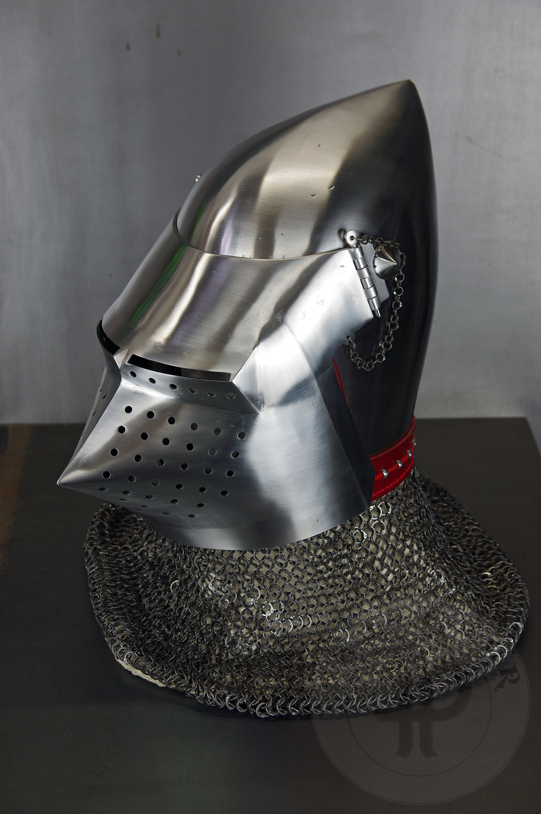 Visored bascinet based on example from Le Landeron in Switzerland, circa 1380-1400. Material: 2 mm steel with 0,3 % carbon. Heat treatment: hardened and tempered up to 34 HRC. Weight 4,090 kg / Przybica starszego typu tzw. psi pysk wzorowana na oryginale z Le Landeron w Szwajcarii, datowana na 1380-1400 rok. Materia: stal 2 mm o zawartoci wgla 0,3%. Hartowany i odpuszczany do 34 HRC. Waga 4,090 kg.
